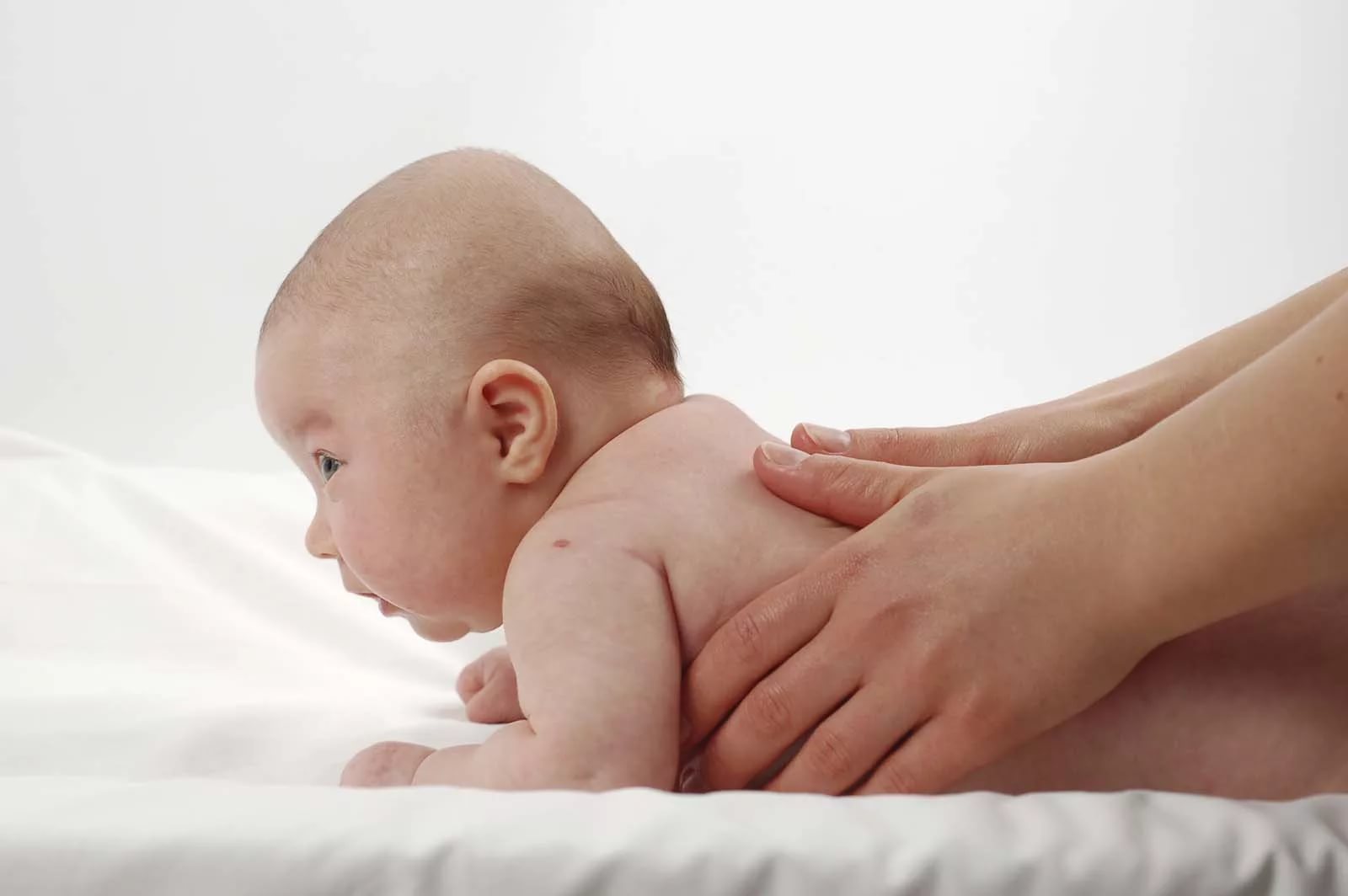 Ребенок лежит на животе 2 месяца. Выкладывание на живот новоро. Новорожденный на жмвот.