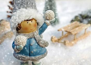 Nieuwjaarswedstrijden en spelmateriaal over het onderwerp Buitenspellen rond de kerstboom voor kinderen