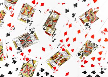 Menceritakan keberuntungan pada kartu remi biasa: untuk nama, hubungan, dan cinta seorang pria