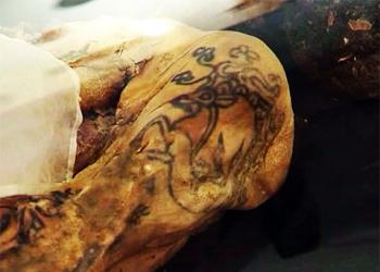 Over tatoeages en sieraden van de Altai-prinses Mummieprinses